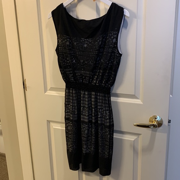 Sleeveless black and white dress with beautiful detailing - Picture 4 of 6